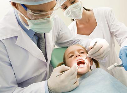 Clínica Dental Son Cladera Niña recibiendo tratamiento odontológico