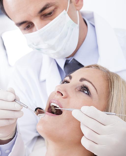 Clínica Dental Son Cladera Dentista examinando a paciente